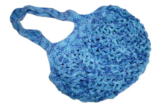 Gehäkelter blau melierter Beutel
