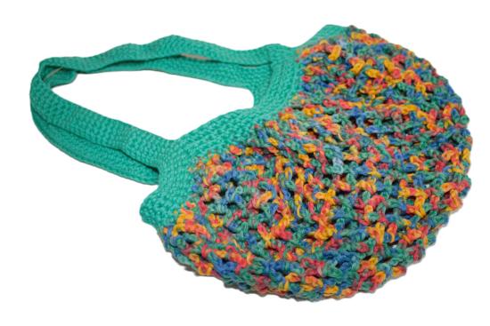 Bunter Beutel mit grünem Henkel